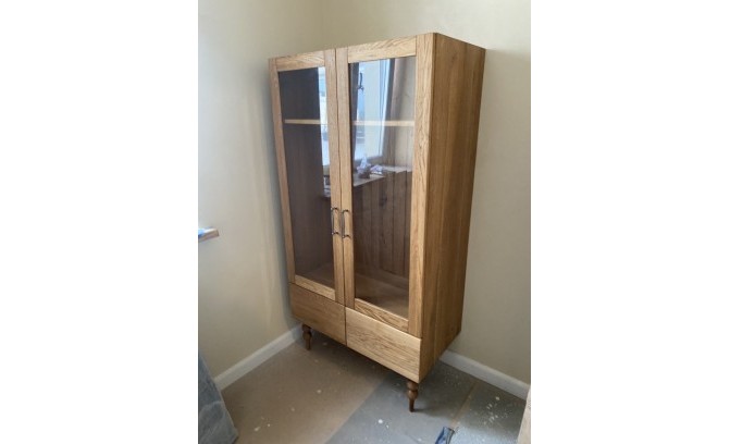 Шкаф со стеклом из массива дуба под заказ