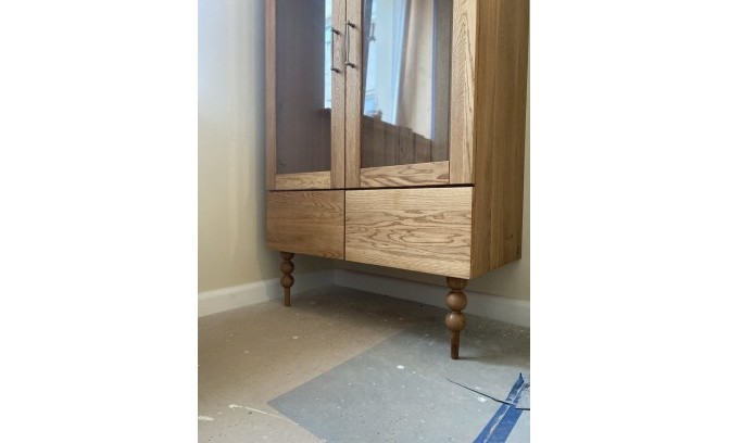 Шкаф со стеклом из массива дуба под заказ