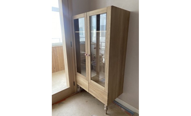 Шкаф со стеклом из массива дуба под заказ