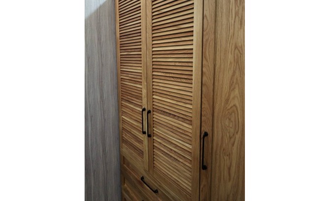 Шкаф с жалюзи из массива дуба под заказ
