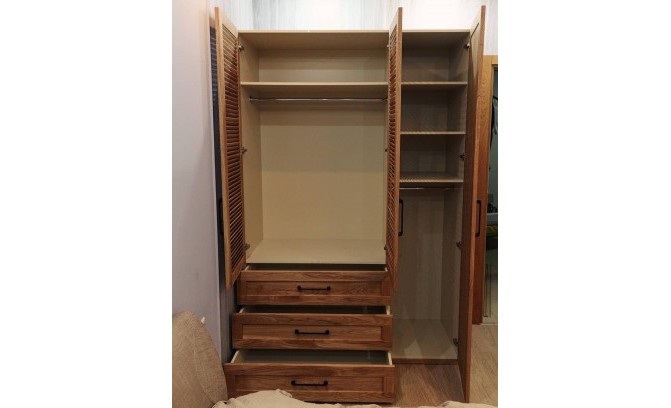 Шкаф с жалюзи из массива дуба под заказ