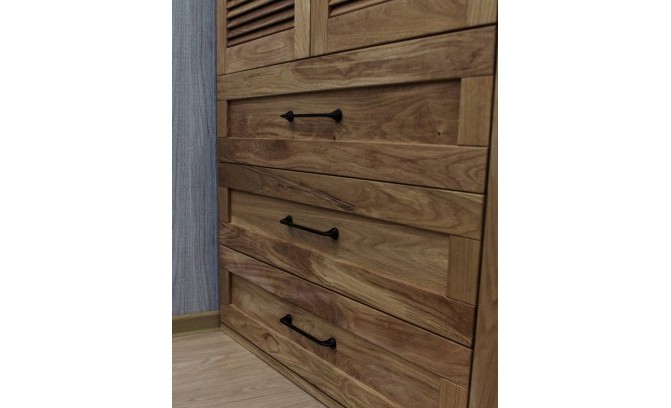 Шкаф с жалюзи из массива дуба под заказ