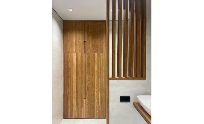 Шкаф в ванную из массива дуба под заказ